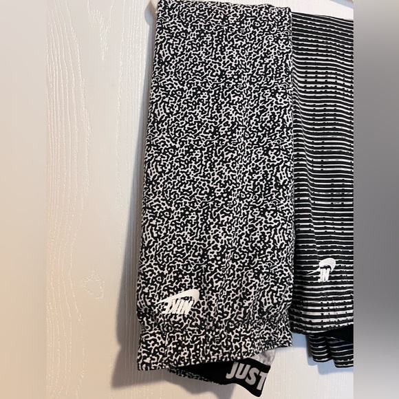 2 pairs of Nike Leggings - Picture 2 of 7